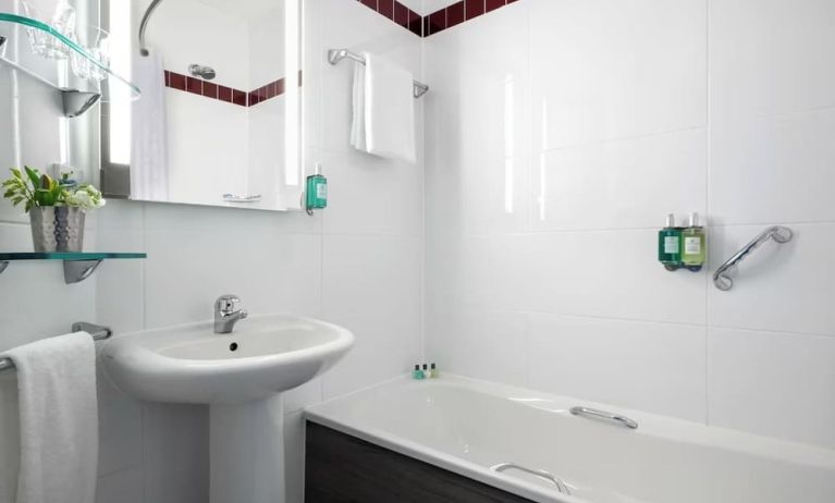 Guest bathroom with shower at Leonardo Hotel Brighton.