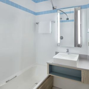 Guest bathroom with shower at Leonardo Hotel London Croydon.