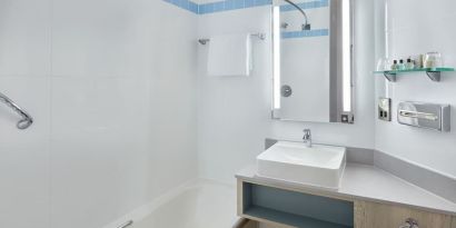 Guest bathroom with shower at Leonardo Hotel London Croydon.