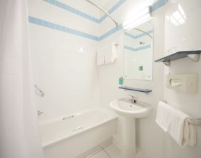 Guest bathroom with shower and tub at Leonardo Hotel Derby.