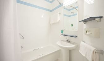 Guest bathroom with shower and tub at Leonardo Hotel Derby.