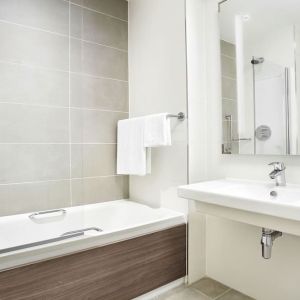 Guest bathroom with shower and tub at Leonardo Hotel And Conference Venue Hinckley Island.