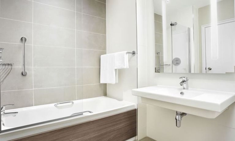 Guest bathroom with shower and tub at Leonardo Hotel And Conference Venue Hinckley Island.