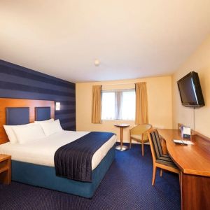 Day use room with natural light at Leonardo Inn Aberdeen Airport.
