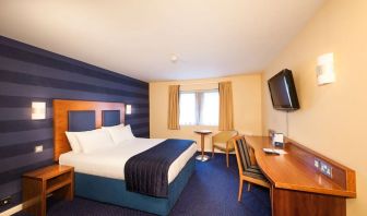 Day use room with natural light at Leonardo Inn Aberdeen Airport.
