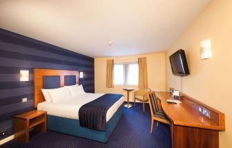 Day use room with natural light at Leonardo Inn Aberdeen Airport.
