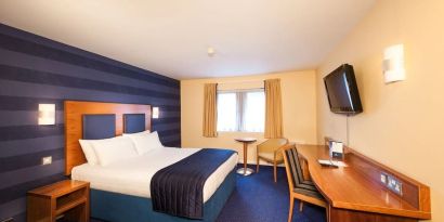 Day use room with natural light at Leonardo Inn Aberdeen Airport.
