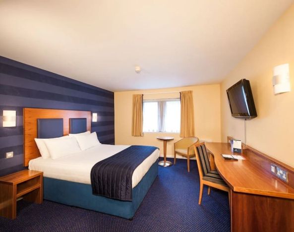 Day use room with natural light at Leonardo Inn Aberdeen Airport.
