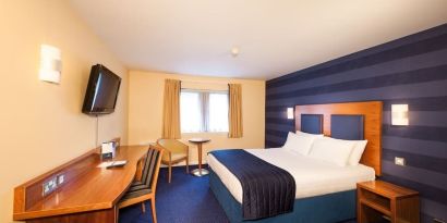 Day use room with natural light at Leonardo Inn Aberdeen Airport.