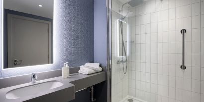 Guest bathroom with shower at Leonardo Hotel Bristol City.
