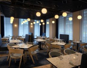 Dining area perfect for coworking at Leonardo Hotel Bristol City.