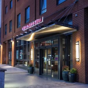 Hotel entrance at Leonardo Hotel London Watford.