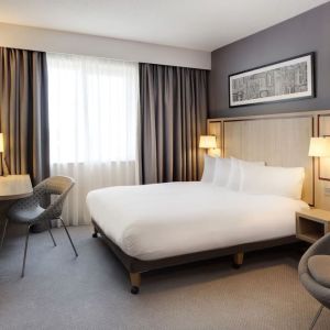 Spacious king room at Leonardo Hotel London Watford.