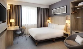 Spacious king room at Leonardo Hotel London Watford.