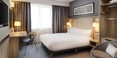 Spacious king room at Leonardo Hotel London Watford.