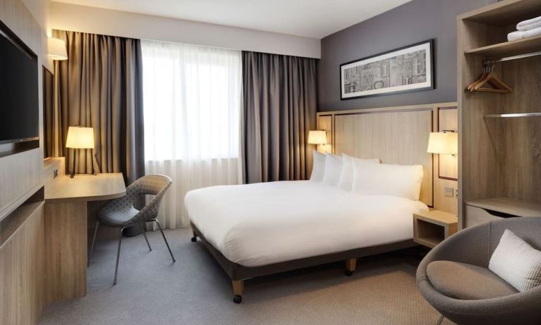 Spacious king room at Leonardo Hotel London Watford.