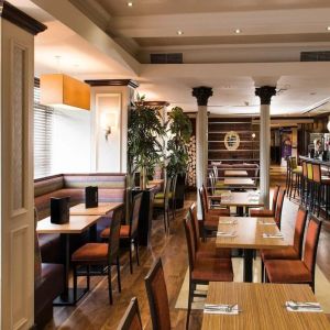 Dining area perfect for coworking at Leonardo Inn Glasgow West End.
