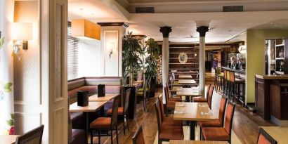 Dining area perfect for coworking at Leonardo Inn Glasgow West End.
