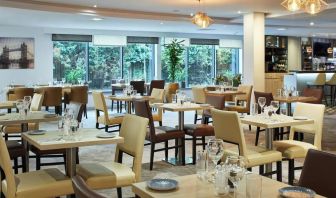 Dining area perfect for coworking at Leonardo Hotel London Heathrow Airport.