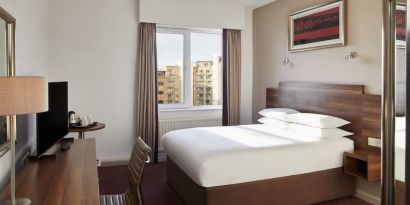 King bed with natural light at Leonardo Hotel Newcastle.