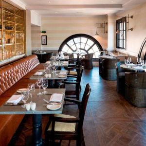 Dining area perfect for coworking at Hotel Gotham. 