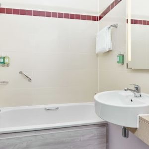 Guest bathroom at Leonardo Hotel Swindon.