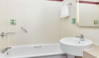 Guest bathroom at Leonardo Hotel Swindon.