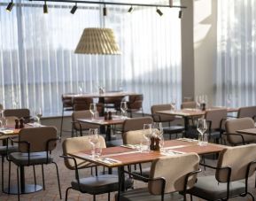 Dining area perfect for coworking at Hilton Garden Inn London Heathrow Airport.