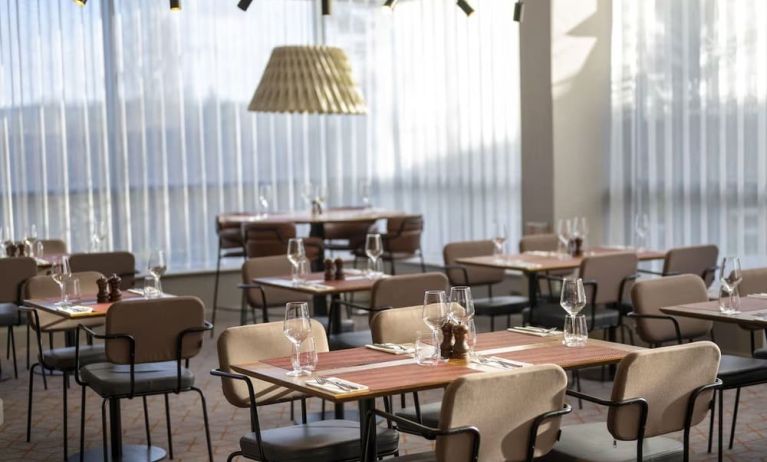 Dining area perfect for coworking at Hilton Garden Inn London Heathrow Airport.