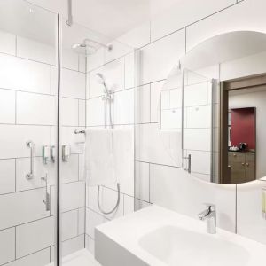 Guest bathroom with shower at Hampton By Hilton London City. 