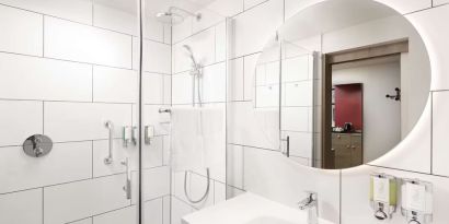 Guest bathroom with shower at Hampton By Hilton London City. 