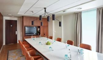 Professional meeting room at DoubleTree By Hilton London Excel.
