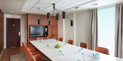 Professional meeting room at DoubleTree By Hilton London Excel.
