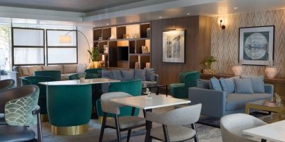 Dining area perfect for coworking at DoubleTree By Hilton London Excel.
