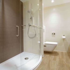 Guest bathroom with shower at Hilton Garden Inn Birmingham Airport.