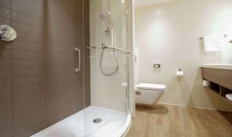 Guest bathroom with shower at Hilton Garden Inn Birmingham Airport.