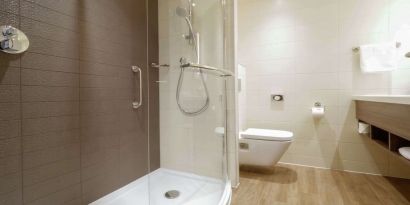 Guest bathroom with shower at Hilton Garden Inn Birmingham Airport.