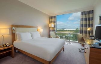 King guestroom with desk and TV screen at the Hilton Reading.