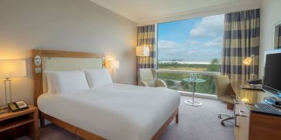 King guestroom with desk and TV screen at the Hilton Reading.