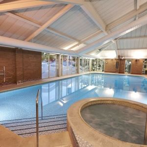 Beautiful indoor swimming pool with jacuzzi at the DoubleTree by Hilton Newbury North.