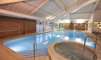 Beautiful indoor swimming pool with jacuzzi at the DoubleTree by Hilton Newbury North.