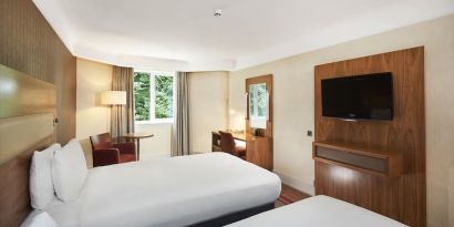 Twin room with TV screen and working station at the DoubleTree by Hilton Newbury North.