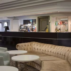 Hotel bar with lounge area at the DoubleTree by Hilton Newbury North.