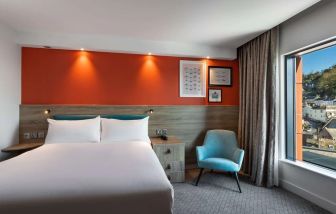 Day use room with natural light at Hampton By Hilton Torquay.