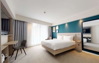 Bright and spacious king suite with working station at the Hampton by Hilton Manchester Northern Quarter.