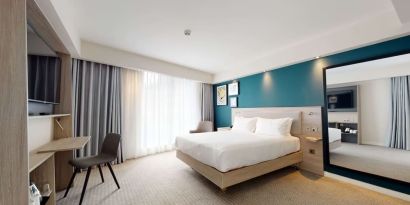 Bright and spacious king suite with working station at the Hampton by Hilton Manchester Northern Quarter.