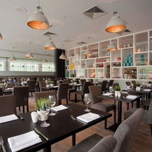 Dining area perfect for coworking at DoubleTree By Hilton Coventry.