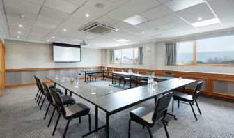 Professional meeting room at DoubleTree By Hilton Coventry.