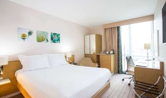 King bed with natural light at Hilton Garden Inn Glasgow City Centre.