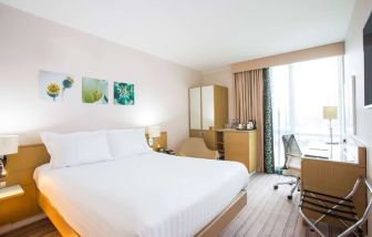 King bed with natural light at Hilton Garden Inn Glasgow City Centre.